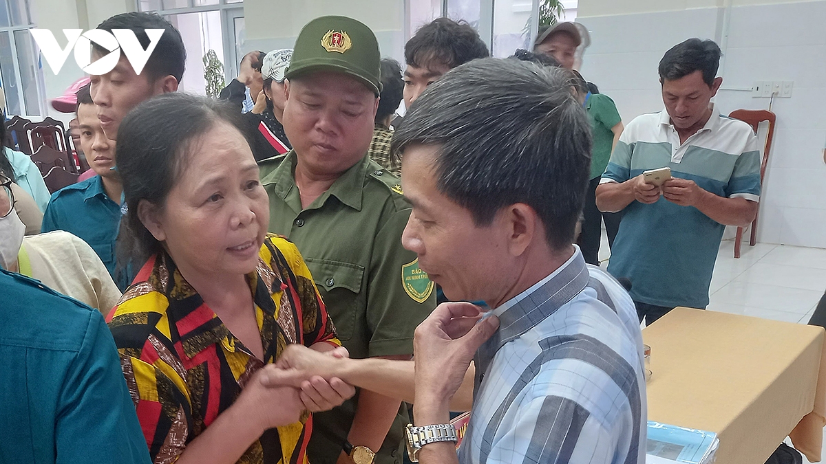 UBND phường Nam Nha Trang đối thoại với dân về việc giữ hay đóng bến cá dân sinh